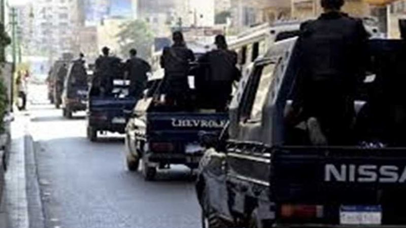 عامل يسرق قرطا ذهبيا