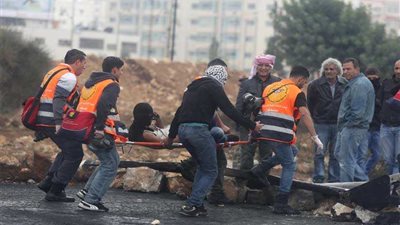 إصابة 8 شبان فلسطينيين بالرصاص الحي في مواجهات مع الاحتلال الإسرائيلي