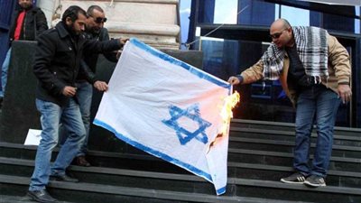 حرق العلم الإسرائيلي على سلالم الصحفيين