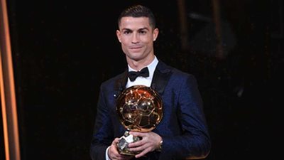 كريستيانو رونالدو يوجه الشكر لعائلته وزملائه في ريال مدريد بعد تتويجه بالكرة الذهبية
