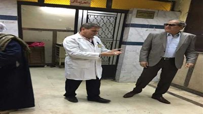 نائب يتبرع بمستلزمات وأدوية لقسم القلب والقسطرة بمستشفى أم المصريين 