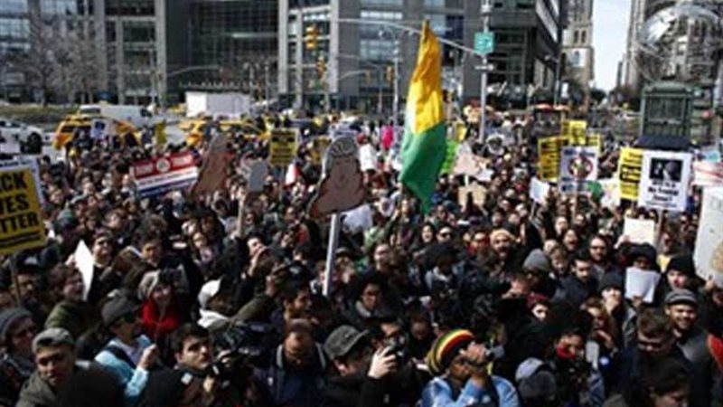 مئات الأمريكيين يتظاهرون