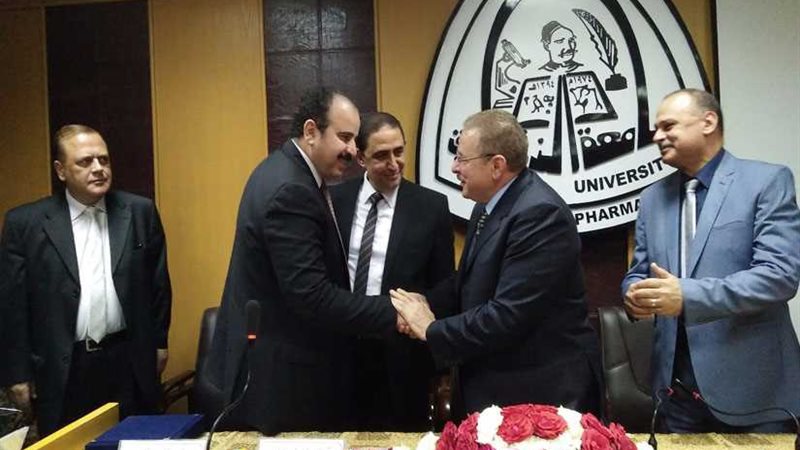 صيدلة الزقازيق تكرم