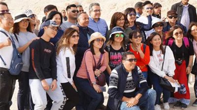 صور تذكارية لوزير الآثار مع أول فوج سياحي يزور قدس الأقداس بالدير البحري