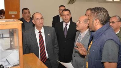 رئيس جامعة أسيوط يتفقد انتخابات الجولة الأولى للاتحادات الطلابية