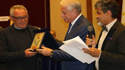 بينالي شرم الشيخ الدولي للفنون يُكرم الشاعر والناقد أسامة عفيفي ويهديه دورته الثانية