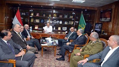 محافظ القليوبية يبحث وضع كاميرات مراقبة بالميادين والمنشات
