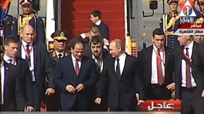 السيسي يستقبل بوتين بمطار القاهرة (فيديو)