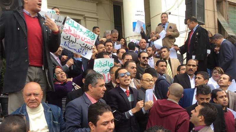 المحامون يهتفون: