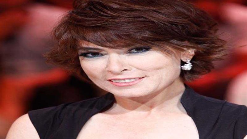 أنوشكا تعود للغناء