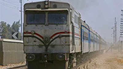 سقوط عجلات جرار سوهاج دون تأثر لحركة القطارات