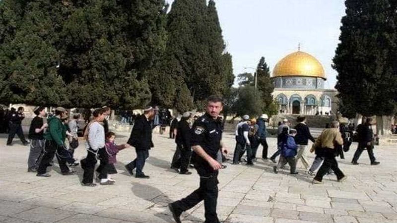 37 مستوطنا يقتحمون