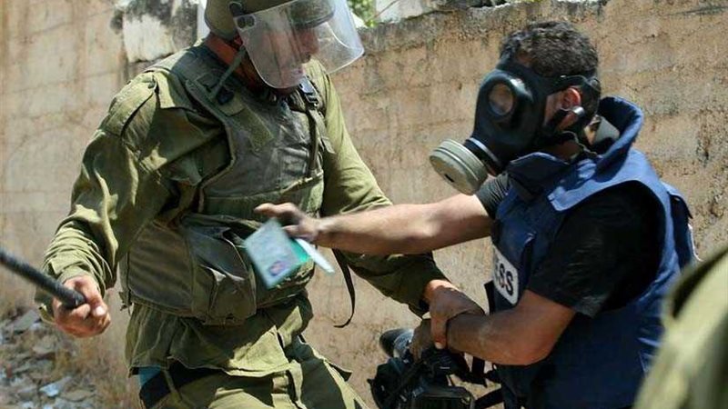 الاحتلال يحتجز مصورا