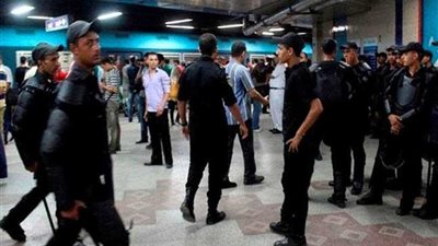شرطة المترو تعيد طفلًا لأهله بمحطة حدائق المعادي