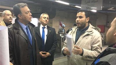 وزير النقل يتفقد محطة مترو السادات فى جولة مفاجئة