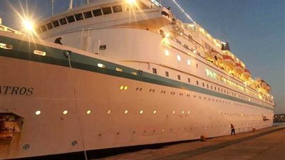 بالصور .. وصول 695 سائح من جنسيات مختلفة لميناء شرم الشيخ البحرى