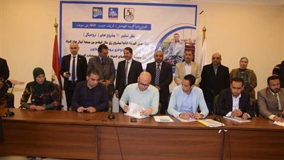 تسليم عقود 61 تروسيكل للأسر الأكثر احتياجا ببنى سويف