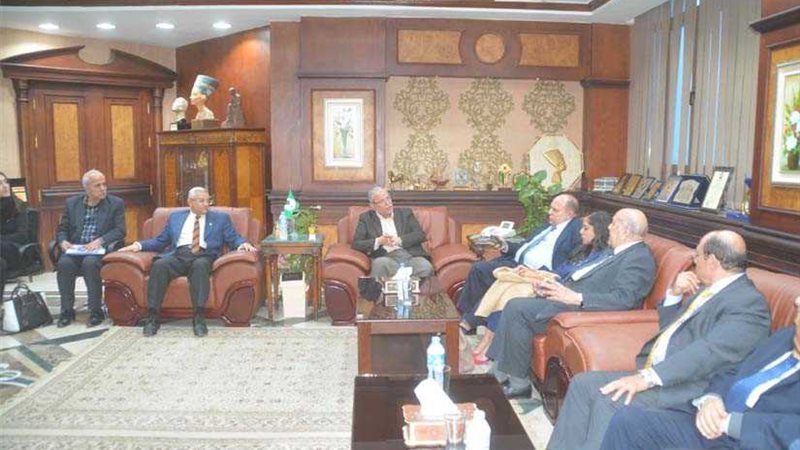 محافظ المنيا يعرض