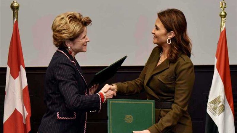 مصر وسويسرا توقعان