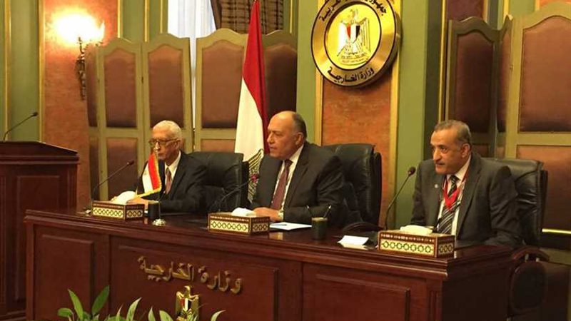 وزير الخارجية يجتمع