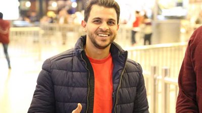 بالصور..محمد رشاد يصل الكويت لإحياء حفل القادسية