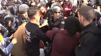 جندي من قوات الاحتلال يضرب سيدة فلسطينية (فيديو)