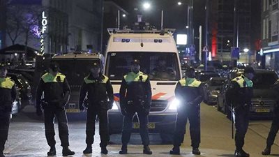 الشرطة تطلق النار على رجل مسلح بسكين في مطار أمستردام