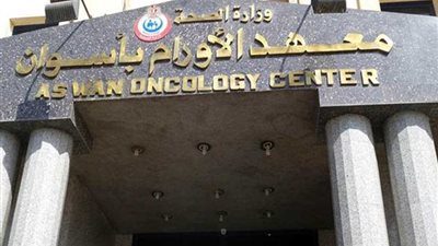 خبير عالمي مصري يجري 12 جراحة أورام للسيدات بـ