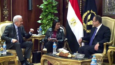 وزير الداخلية يستقبل مفوض الهجرة والشؤون الداخلية بالاتحاد الأوروبي