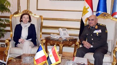 وزير الدفاع ونظيرته الفرنسية يتفقدان تدريبات 