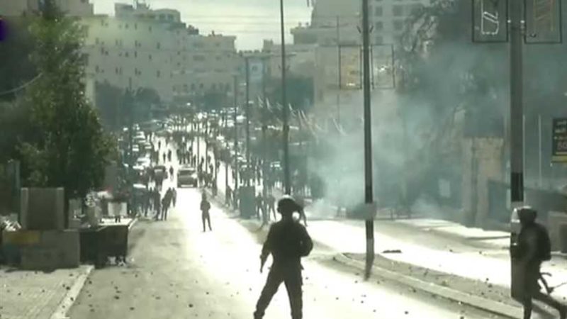 الآف من الفلسطينيين