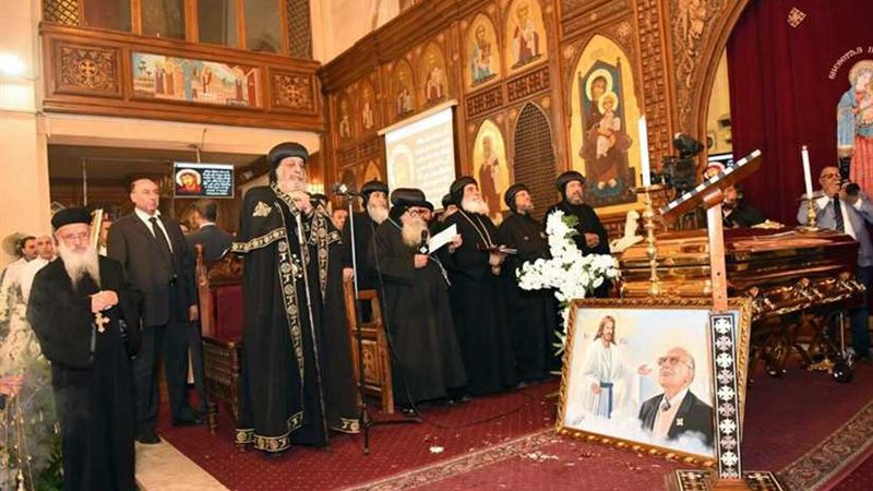 قداسة البابا يصلي