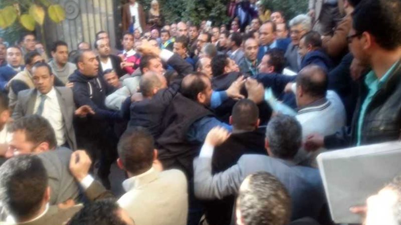 اشتباكات بين مؤيدي