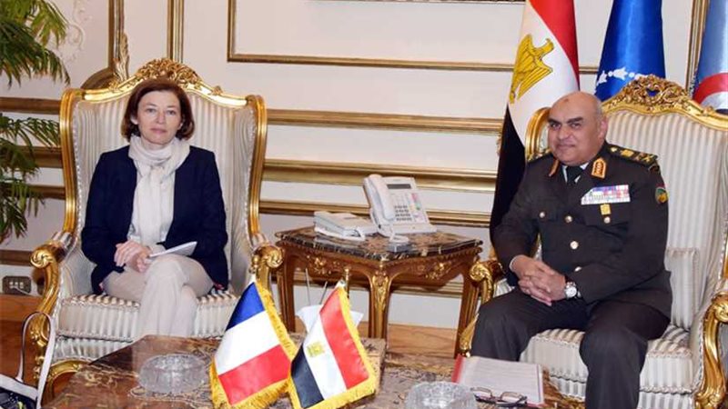 وزير الدفاع ونظيرته