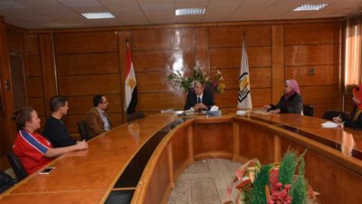 رئيس جامعة أسيوط يلتقي وفدًا طبيًا عالميًا من مؤسسة عملية الابتسامة