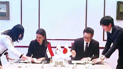 سحر نصر توقع منحة مع 