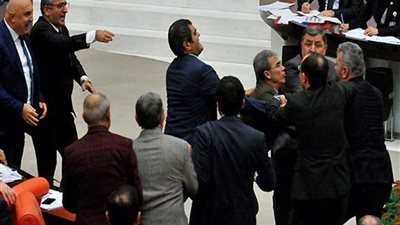 بالصور.. خناقة فى البرلمان التركى بسبب الموازنة