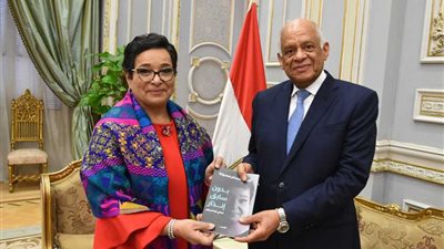 أنيسة حسونة تهدي نسخة من كتاب قصتها مع السرطان لـ