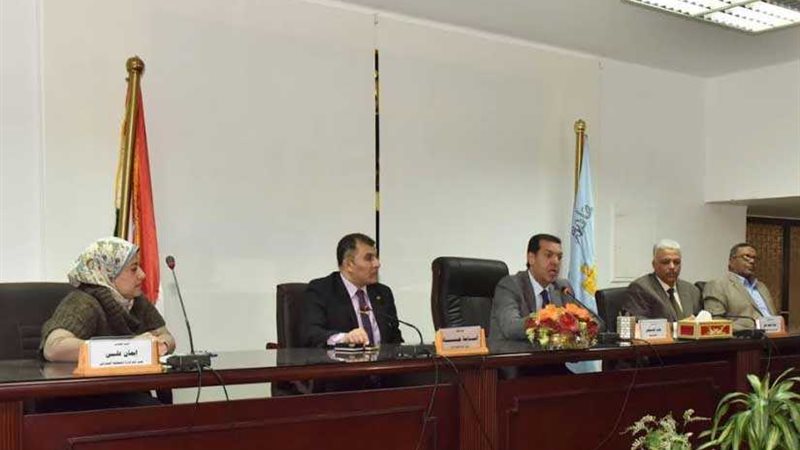 محافظ أسيوط يناقش