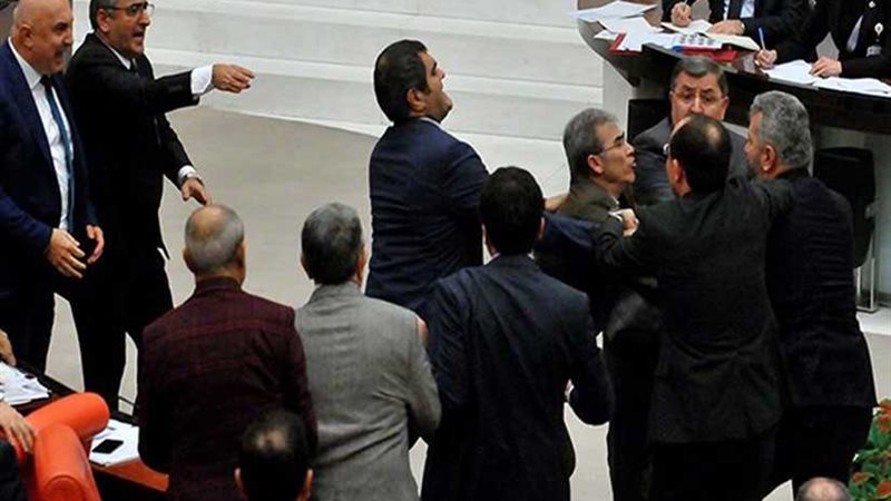 بالصور.. خناقة فى