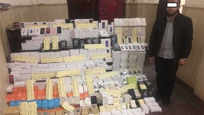 ضبط صاحب سنتر يبيع الهواتف المقلدة داخل عبوات أصلية