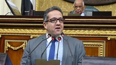 وزير الآثار أمام 