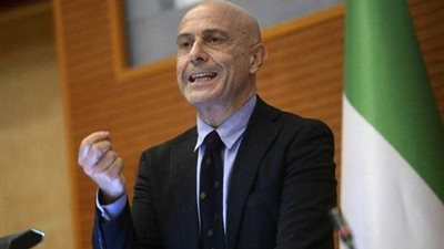 وزير الداخلية الإيطالي يعلن استمرار تراجع تدفق المهاجرين إلى بلاده