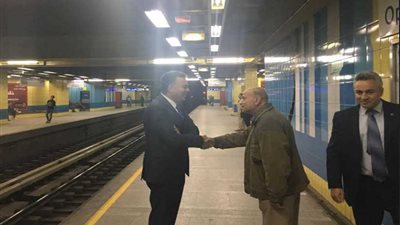 بالصور .. وزير النقل في جولة مفاجئة لمحطات الخط الثاني للمترو ويستقل جرار قطار الصعيد