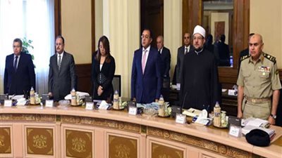 الحكومة تقف دقيقة حدادا علي شهداء حادث مطار العريش