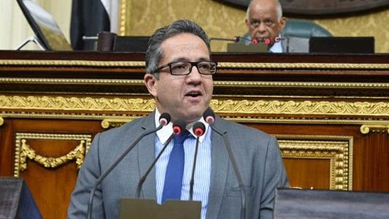 وزير الآثار أمام