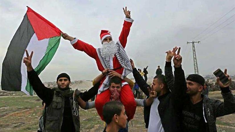 صور.. بابا نويل يقاوم