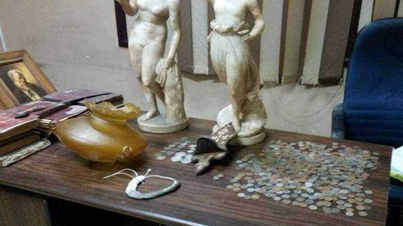 ضبط موظف وبحوزته