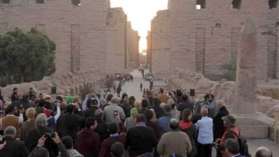 السائحون احتفلوا بتعامد الشمس على معبد الكرنك .. 