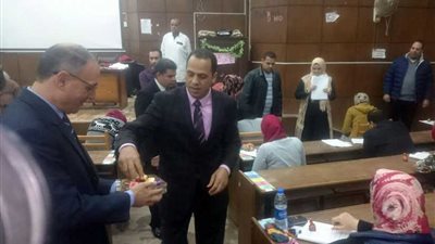 رئيس جامعة دمنهور يوزع شوكولاتة أثناء امتحان صيدلة: مهدئة ومطمئنة للطلاب (صور)